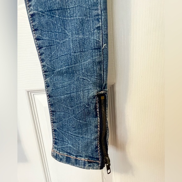 Ariya Jeans - Picture 3 of 5